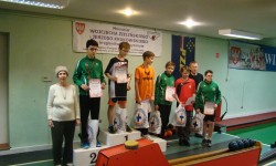 Dorośli i młodzież na kręgielni Czarnej Kuli w Poznaniu